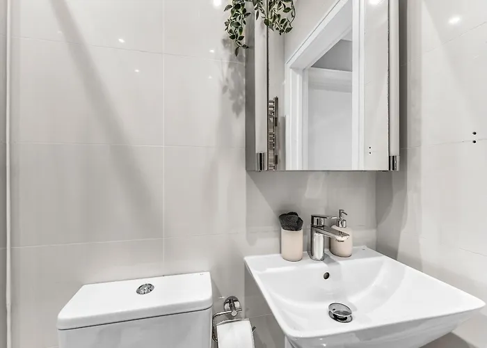 Comfortable Centre For Contractors And Couples - Centre Bristol