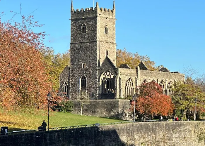 Comfortable Centre For Contractors And Couples - Centre Bristol