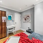 Comfortable Centre For Contractors And Couples - Centre Bristol