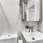 Comfortable Centre For Contractors And Couples - Centre Bristol