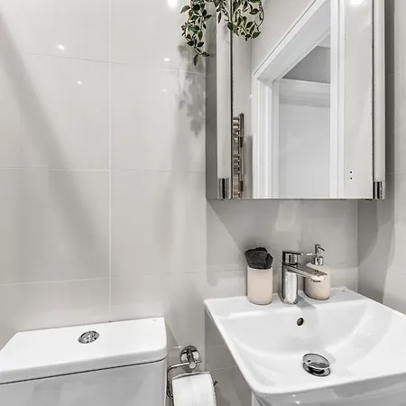 Comfortable Centre For Contractors And Couples - Centre Bristol