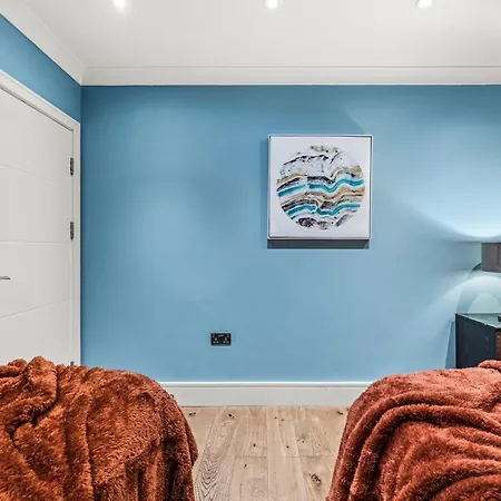 Comfortable Centre For Contractors And Couples - Centre Bristol