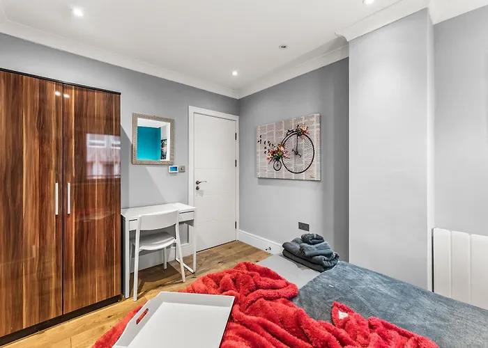 Comfortable Centre For Contractors And Couples - Centre Bristol