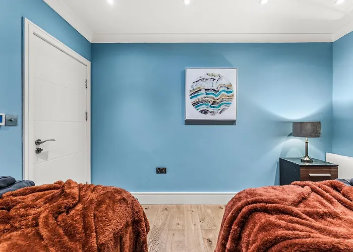 Comfortable Centre For Contractors And Couples - Centre Bristol