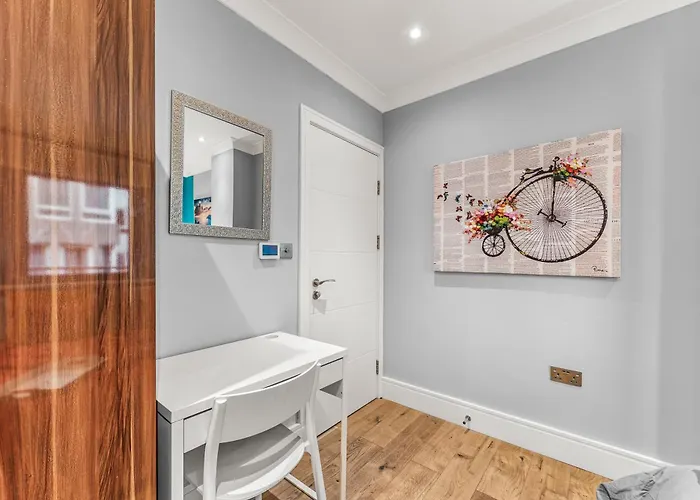 Comfortable Centre For Contractors And Couples - Centre *