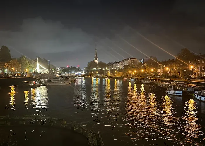 Comfortable Centre For Contractors And Couples - Centre *