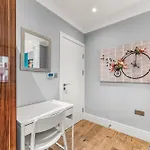 Comfortable Centre For Contractors And Couples - Centre *