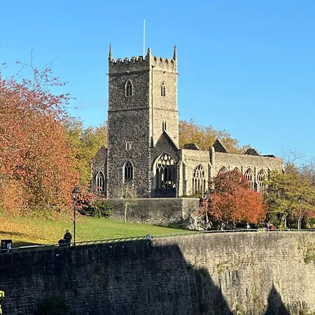 Comfortable Centre For Contractors And Couples - Centre Bristol