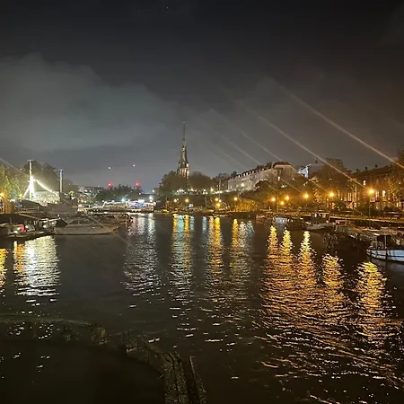 Comfortable Centre For Contractors And Couples - Centre *